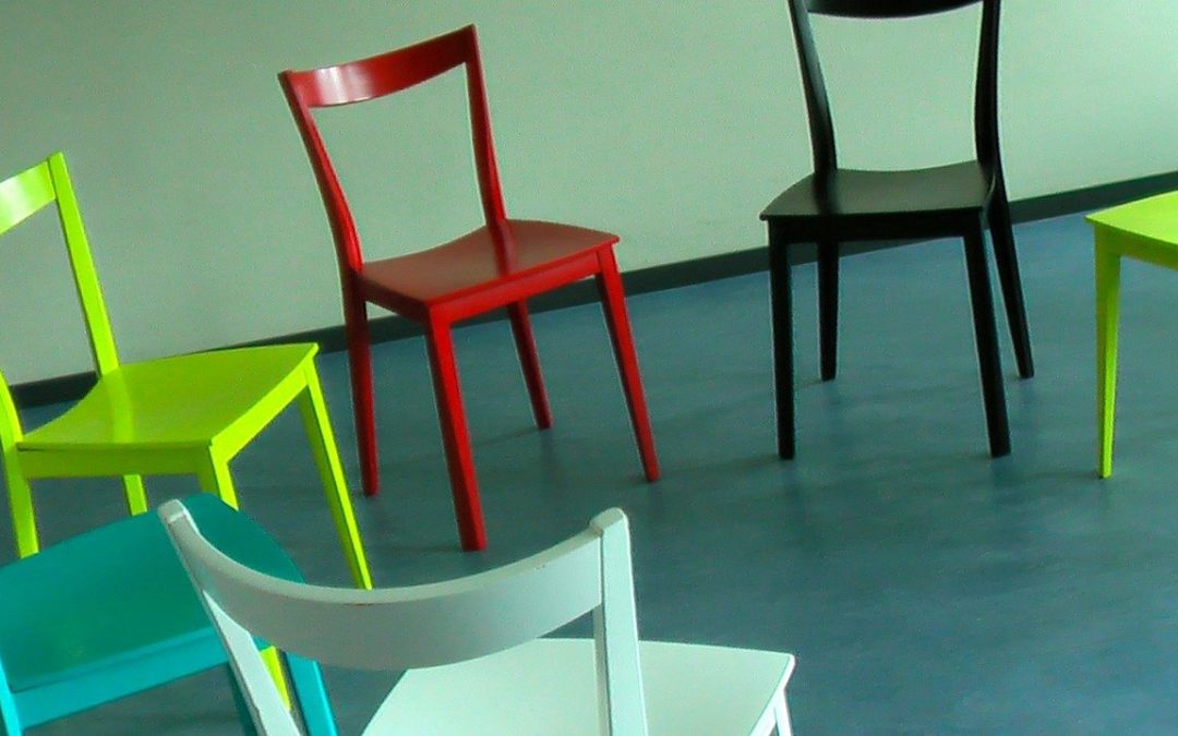 Leere, bunte Stühle