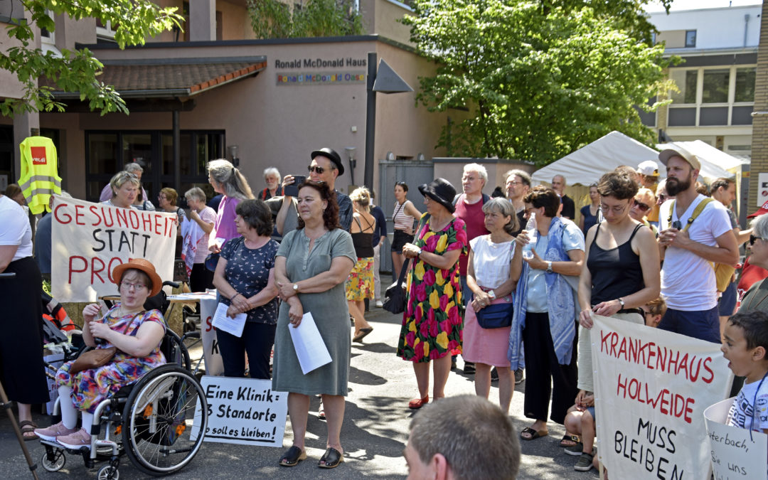 Mehr als 100 Personen bei Kundgebung gegen die Schließungspläne von 2 der 3 Standorte der Städtischen Kliniken Köln!