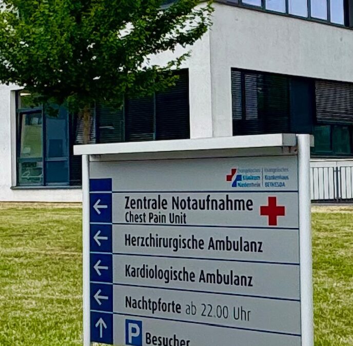 Ausschilderung zur Zentralen Notaufnahme des Evangelischen Klinikums Niederrhein im Duisburger Norden